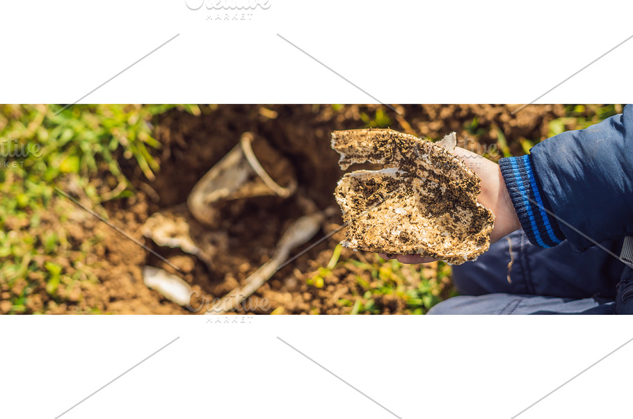 Is he digging. Закапывать пластик. Burying Plastic in the Soil.