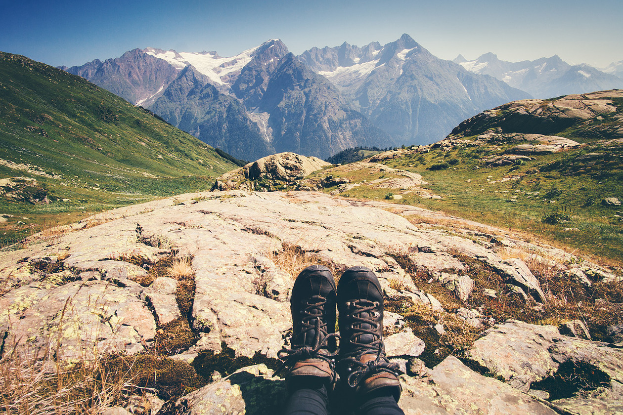 Foot the mountains на русском. Стильные образы в горах летом. Foot of the Mountains галерея. Foot of the Mountains 2. Trek feet first.