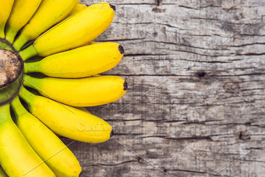 A bunch of fresh, ripe, organic and natural yellow bananas that make people  healthy. 21054351 PNG