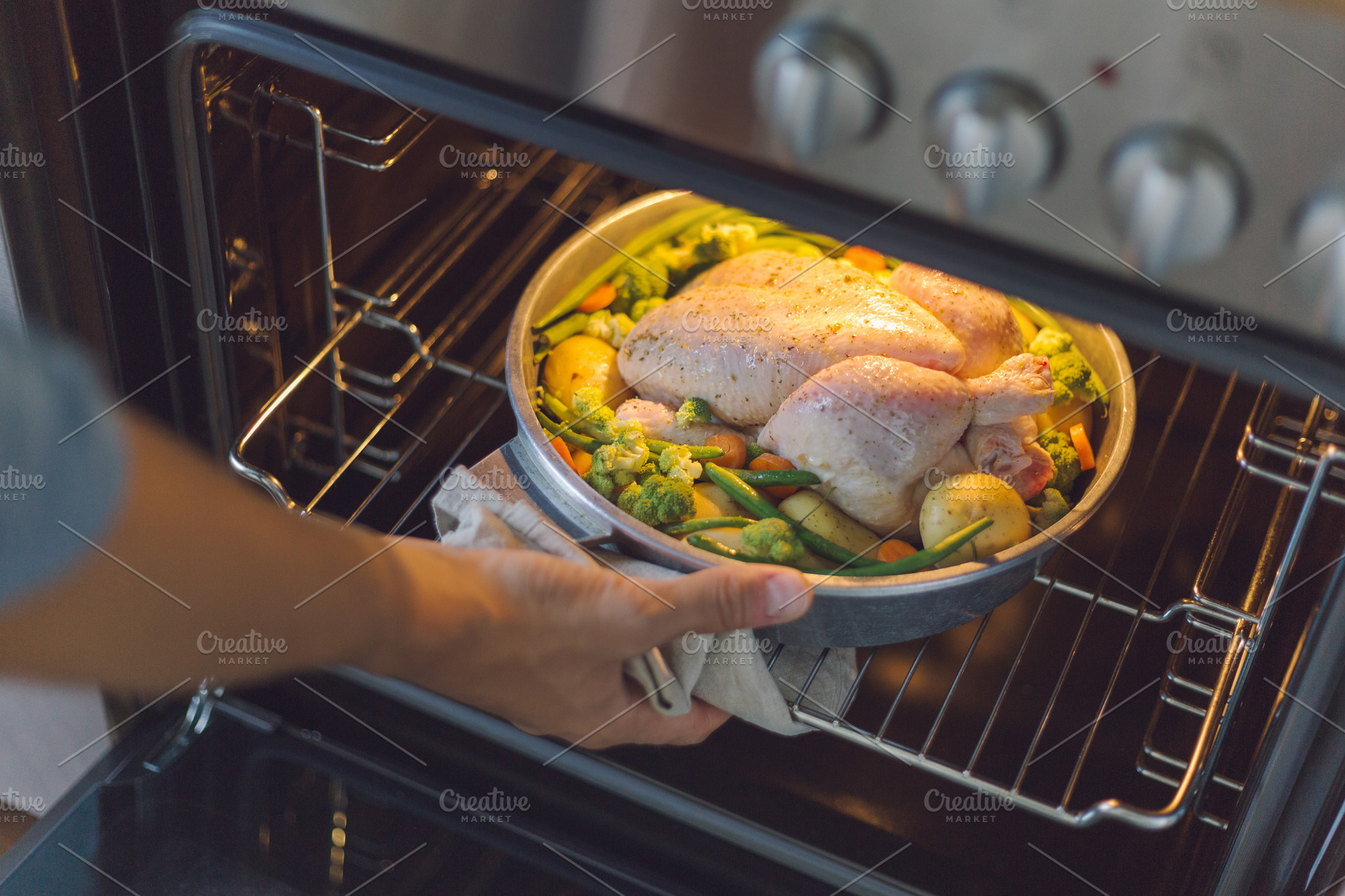 File:Prepared chicken in oven.jpg - Wikimedia Commons