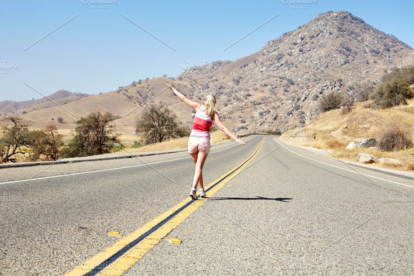 Along the road. Блондинка на дороге. Блондинка на дороге со спины. Девушка идущая по дороге со спины. Девушка идет вдоль дороги.