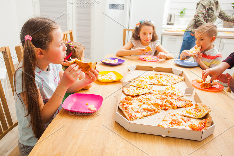 Посмотри на картинку и ответь на вопросы will the children eat pizza