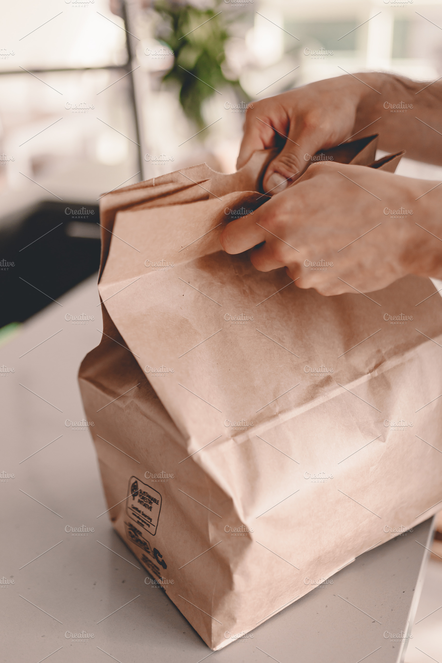 Meal delivery paper bag editorial photography. Image of dining - 190905977